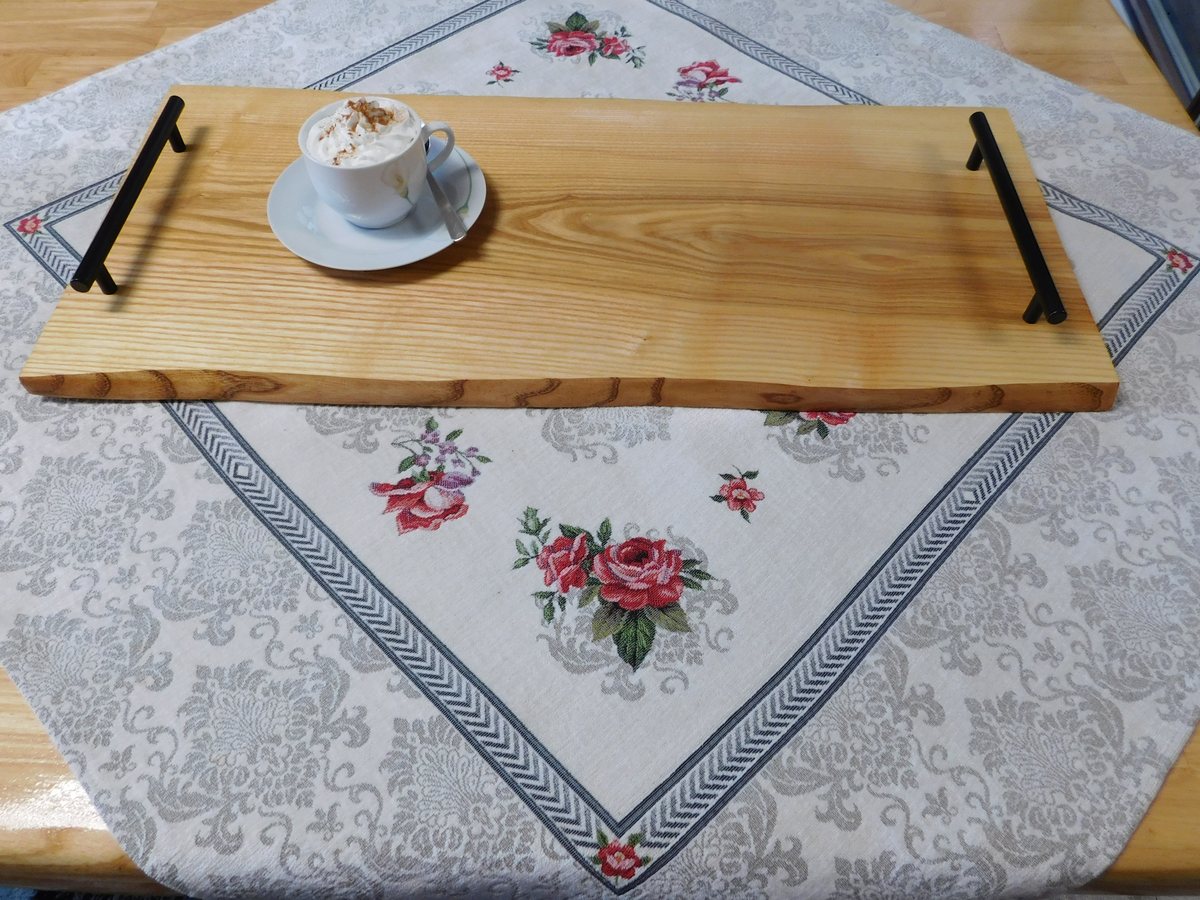 Drevený podnos s čiernymi rúčkami a šálkou kávy